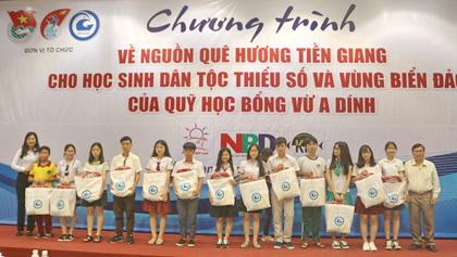 Ông Phạm Anh Tuấn, Phó Chủ tịch UBND tỉnh và bà Nguyễn Thị Uyên Trang - Bí thư Tỉnh Đoàn trao quà tặng của tỉnh Tiền Giang cho các em.
